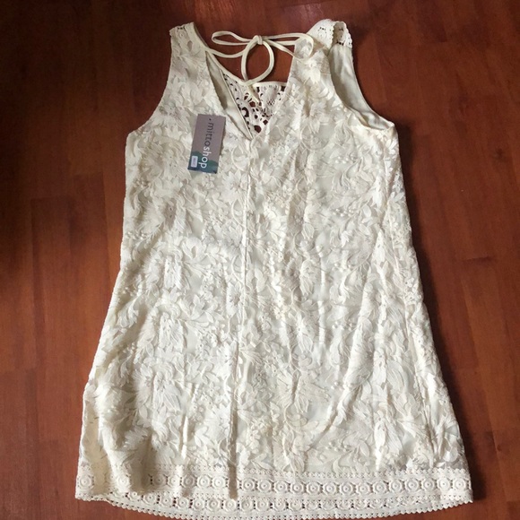 Beautiful laced dress - Picture 2 of 2